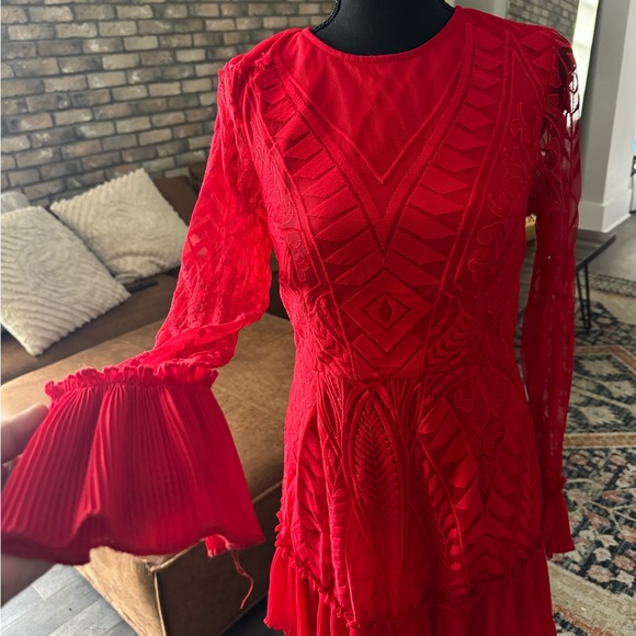 Size L. fits like a medium. Really pretty material. - Picture 3 of 9